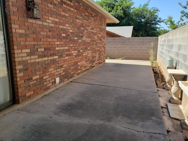 Building Photo - 2 Bed 2 Bath Home End Unit