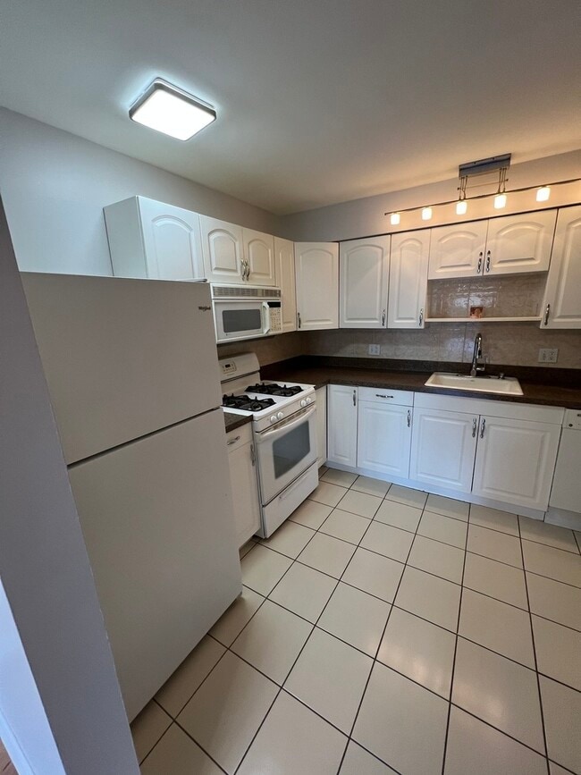 Building Photo - 5000 Carriage Way Dr