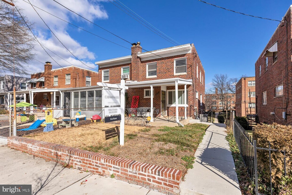 Foto principal - 5121 12th St NE