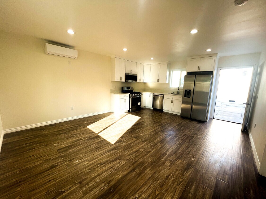 Foto del edificio - 2131 S Cloverdale Ave