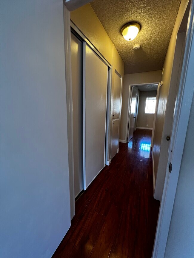Building Photo - 1554 Pine Ave