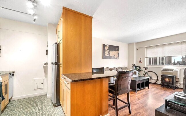 Foto del edificio - Luxurious 1-Bedroom Condo at RiverWest Condominiums! Available mid-November!