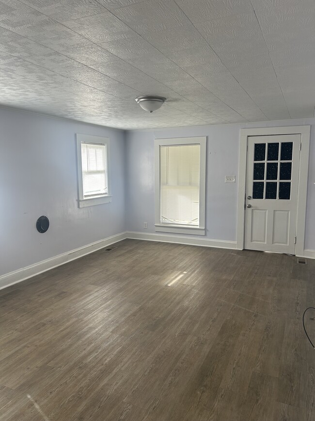 Living room - 122 Ross St