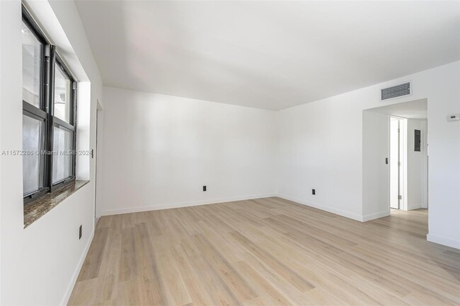 Building Photo - 1525 NE 135th St