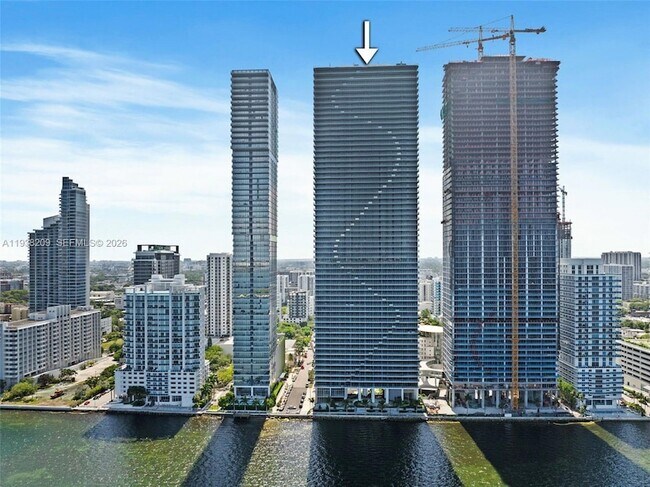 Foto del edificio - 700 NE 24th St