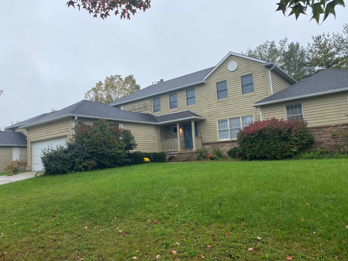 Primary Photo - Large 3 BR Townhome/Condo