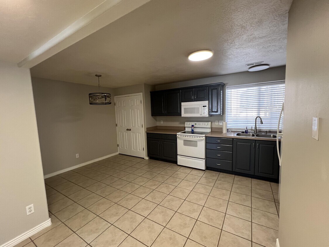 92 S 200 E St Unit 1, Lindon, UT 84042 Room for Rent in Lindon, UT