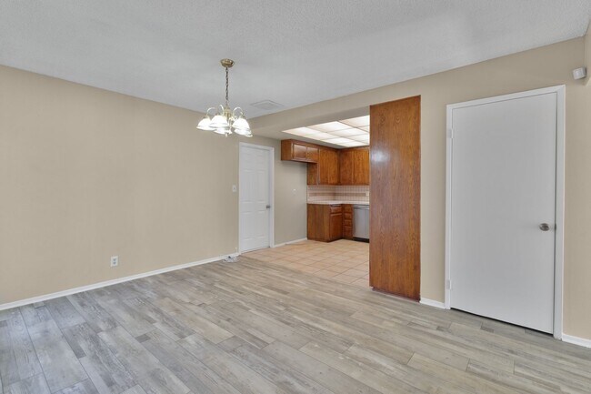 Foto del edificio - Stunning 4 Bedroom 2 Bathroom Home