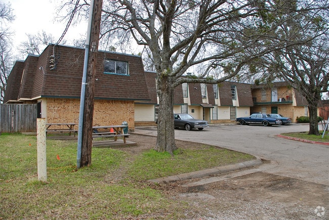 Building Photo - 3810 Cedar Lake Dr
