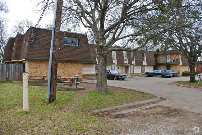 Foto del edificio - 3810 Cedar Lake Dr
