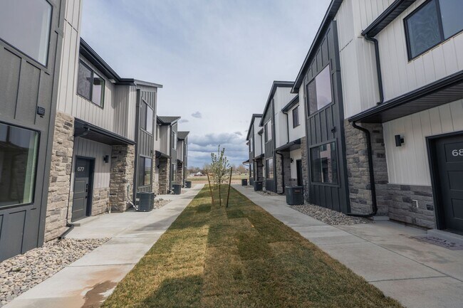 Foto del edificio - MODERN 3 BED 2.5 BATH TOWNHOME WITH 2 CAR GARAGE IN IDAHO FALLS