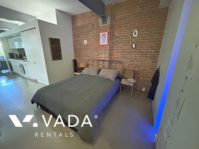 Photo du bâtiment - The Paris Block 1 Bedroom Loft For Rent 40...