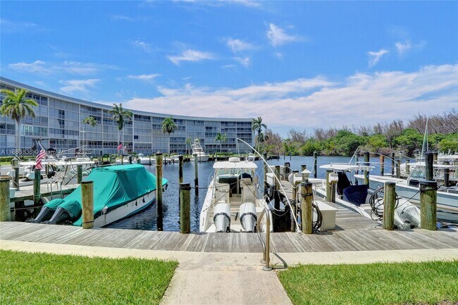 Building Photo - 1523 E Hillsboro Blvd
