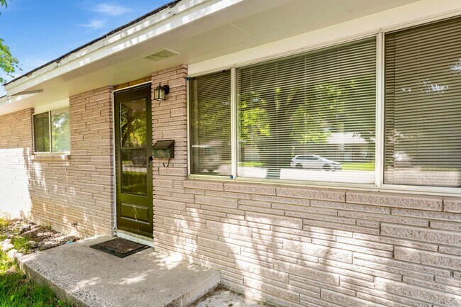 Building Photo - 3 Bedroom Brick Ranch in Fort Collins