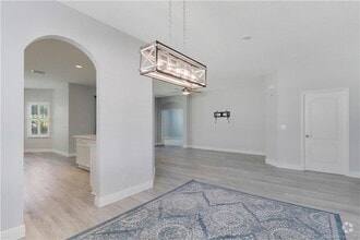 Building Photo - 465 NW Sunflower Pl