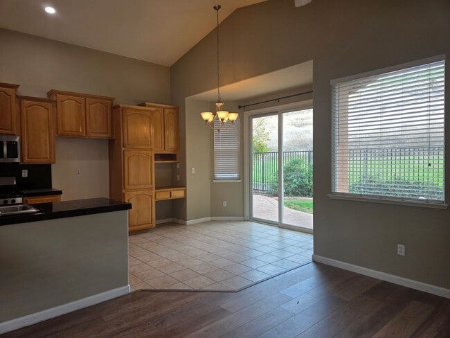 Foto del edificio - Desirable Empire Ranch 3 Bdrm, 2 Bath