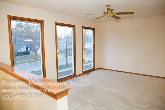 Building Photo - Spacious 3 Bedroom and 2.5 Bathroom House ...
