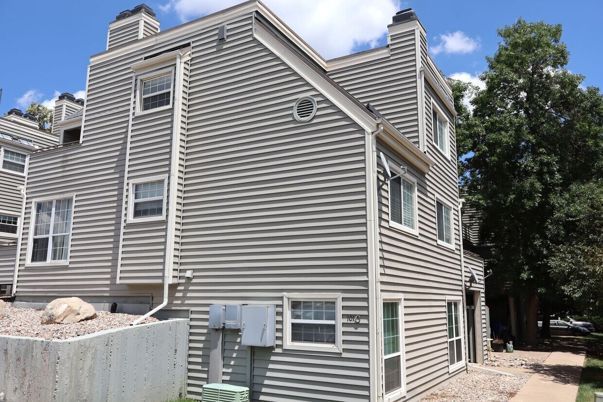 Primary Photo - Charming Ground-Level Apartment in the Hea...