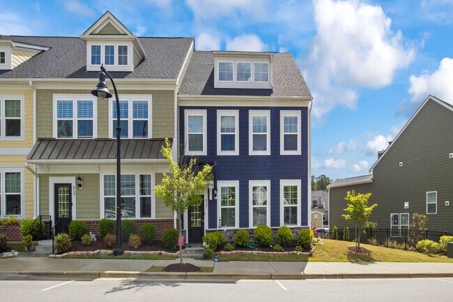 Foto del edificio - End Unit Townhome with many Upgrades - Downtown Wake Forest!
