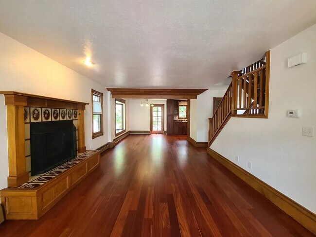 Building Photo - West Pearl St. Beauty - 3 Bed 3 Bath Townh...