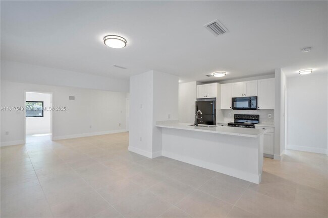 Building Photo - 490 NE 141st St