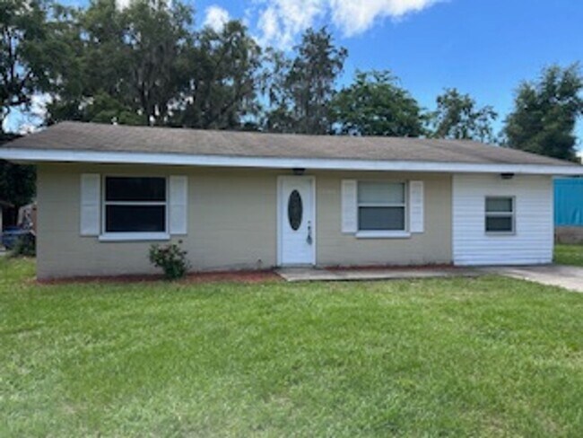 Building Photo - 3 bed 1 bath fenced backyard- pet friendly!
