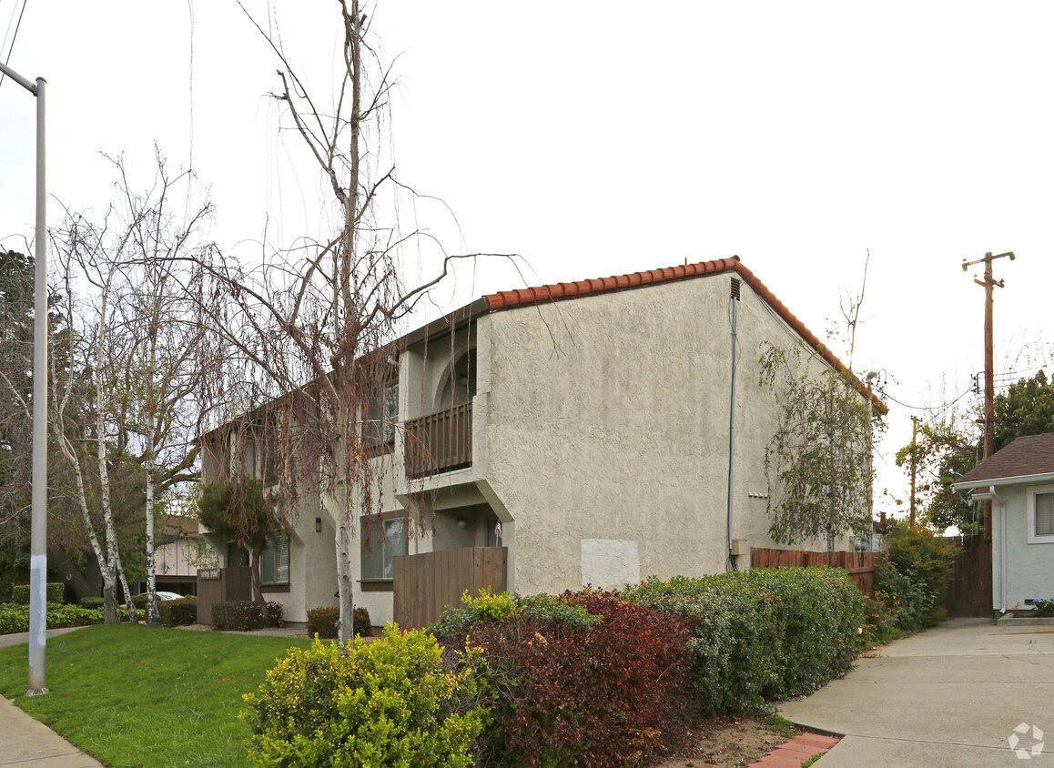 Building Photo - 561 Saratoga Ave