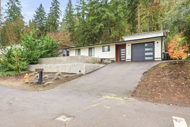 Building Photo - Stunning 4 Bedroom/2 Bathroom West Linn Retreat with Designer Firepit & Gorgeous Views!