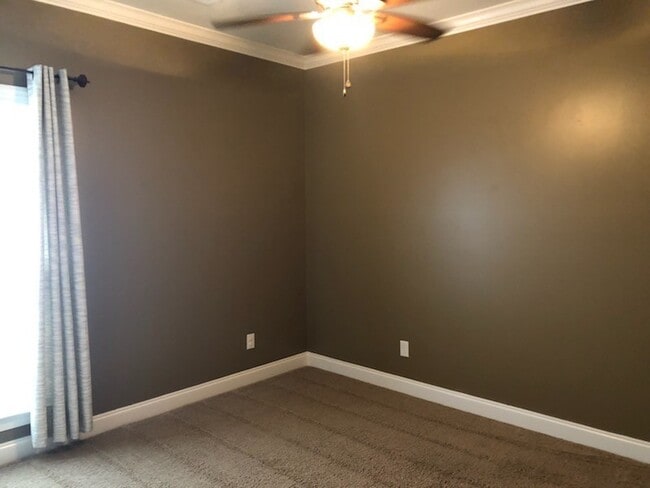 Building Photo - Lovely home ready for your family! Bethel Park Subdivision