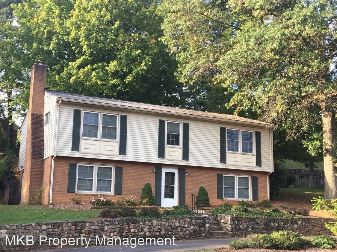 4 br, 2 bath House 3630 Grandin Road House Rental in Cave Spring