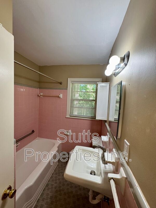 Building Photo - 1706 E 28th St