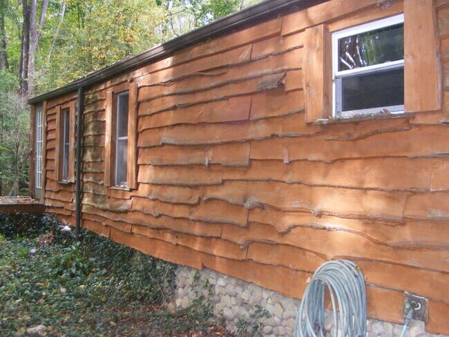 Foto del edificio - Rustic, wood-sided home located in the woo...