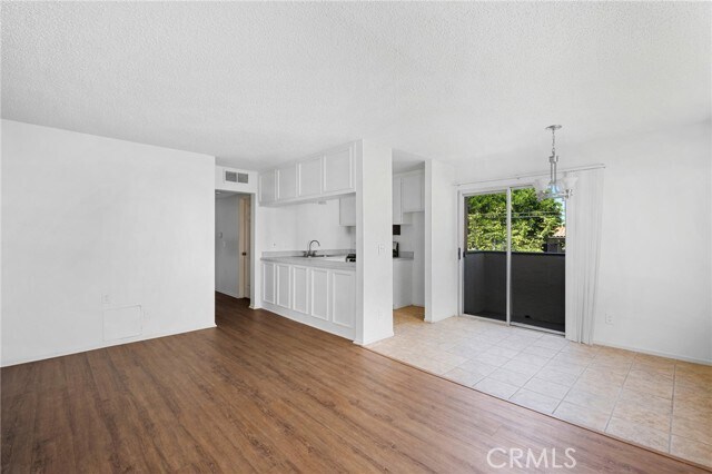 Foto del edificio - 6716 Sylmar Ave