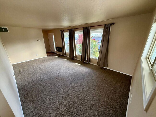 Foto del edificio - **For Rent: Spacious 4-Bedroom Home with 2...