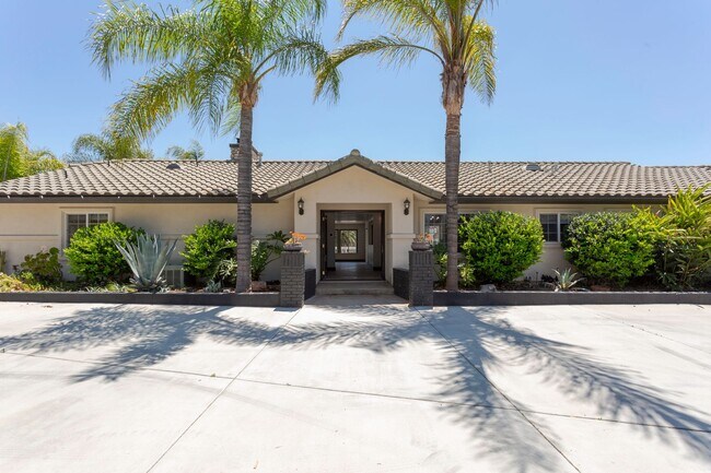 Foto del edificio - LUXURY LIVING POOL HOME ON 2+ ACRES IN THE...