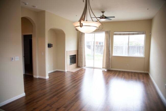 Foto del edificio - Single Story on corner lot in Brentwood-$2,950 for 6 months!