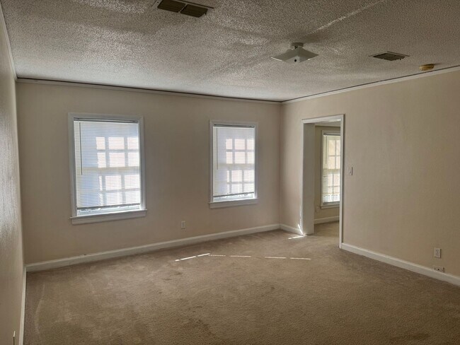 Building Photo - Large Cloverdale Apartment