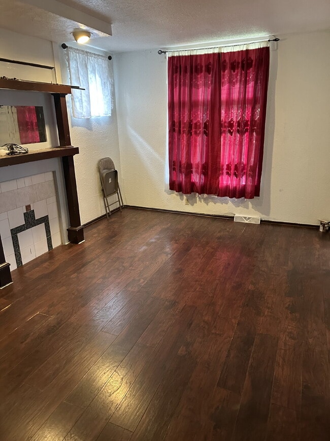 Foto del edificio - Classic Denver Home: 3 Beds, Updated Kitchen, Private Yard, Parking