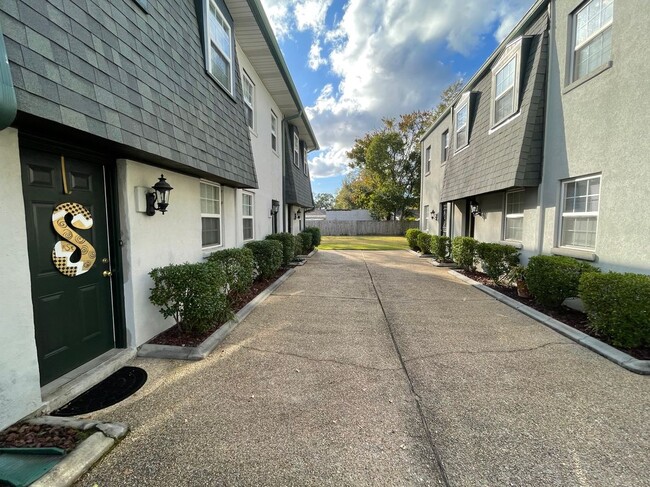 Building Photo - 1824 Hickory Ave