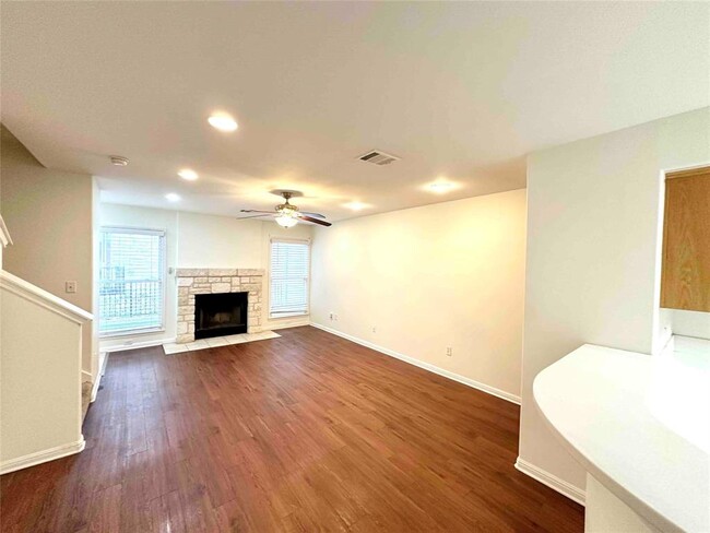 Foto del edificio - 6900 E Riverside Dr