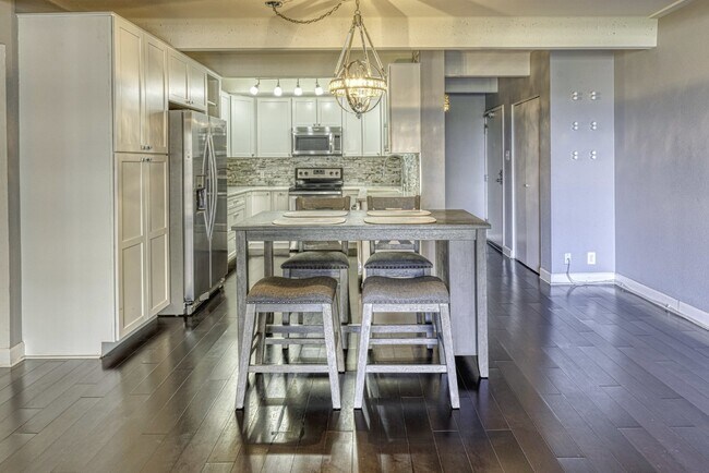 Foto del edificio - Luxurious 2 Bed, 2 Bath Condo with Stunning Views in Governor's Park!