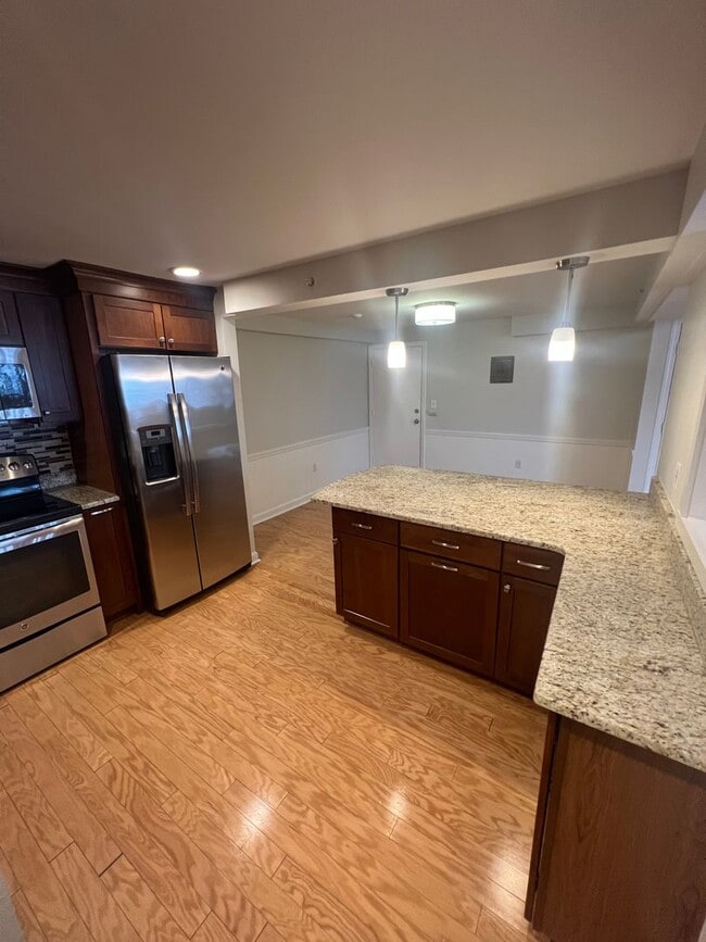 Building Photo - GARDEN LEVEL CONDO: 2 BED/1 BATH: Birchwoo...