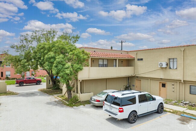 Entrada principal - 542 W Polk St
