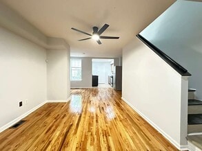 Building Photo - 538 E Queen Ln