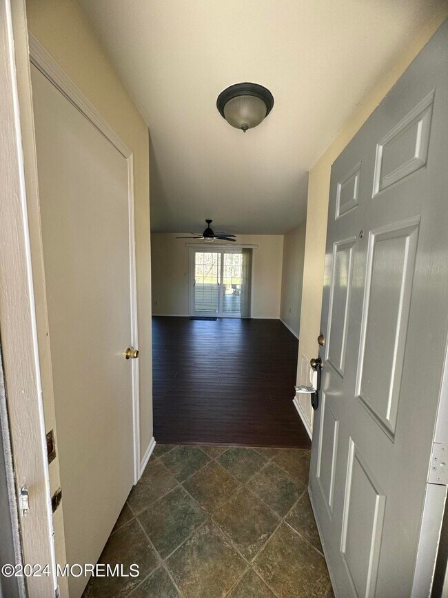 Building Photo - 155 Pinetree Ct