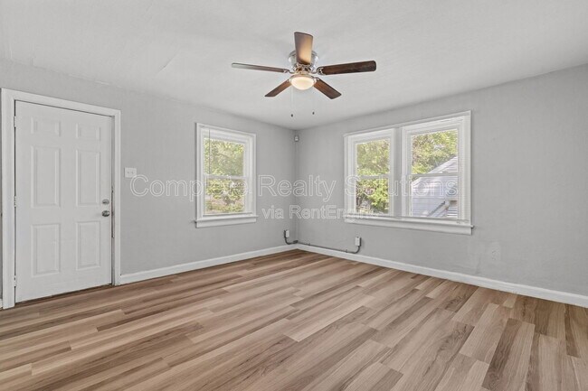 Foto del edificio - 7120 Greenhaven Dr
