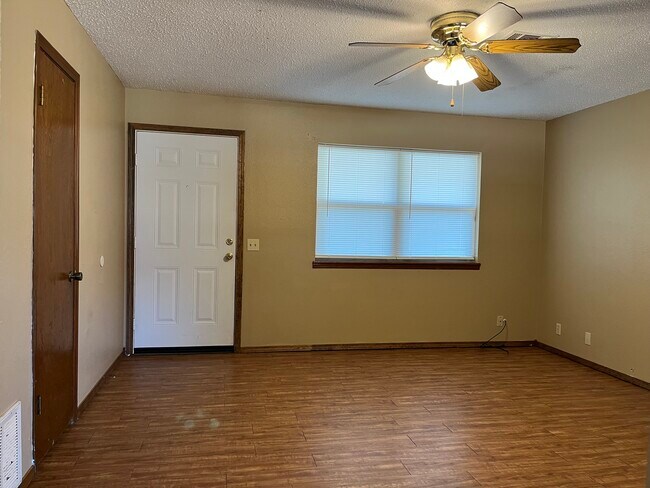Sala de estar - 702 N Elm St