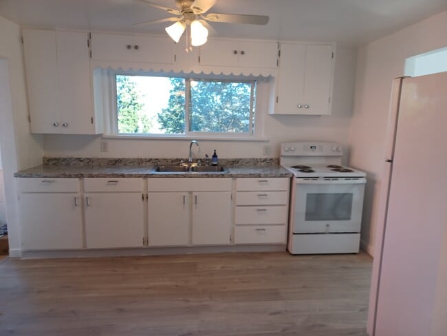 Building Photo - 308 S Yantic Ave