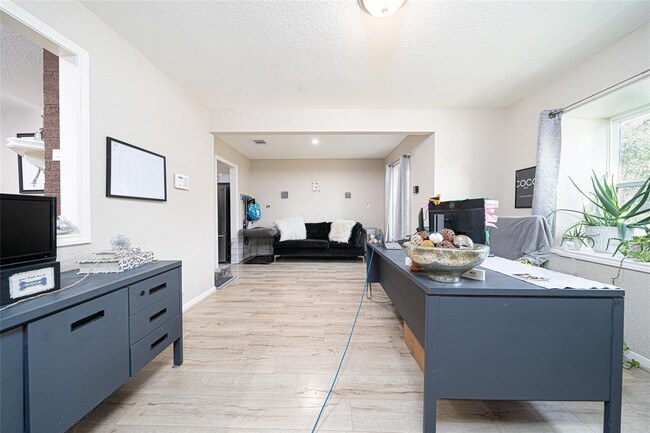 Building Photo - 7527 Oak Village Dr
