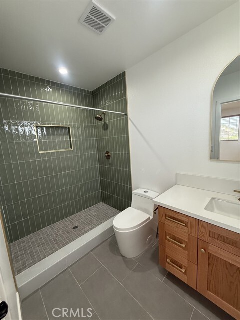 Building Photo - 662 E 87th St